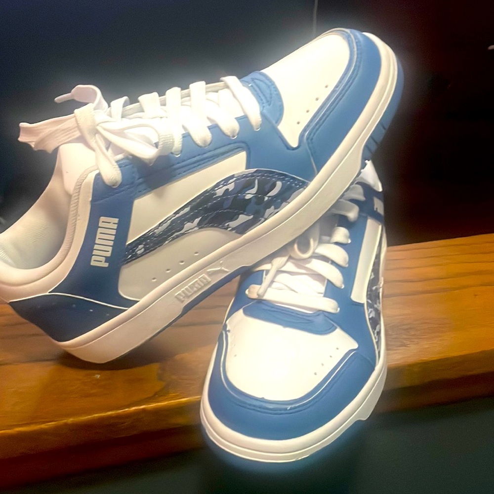 Blue and white pumas size 5 1/2